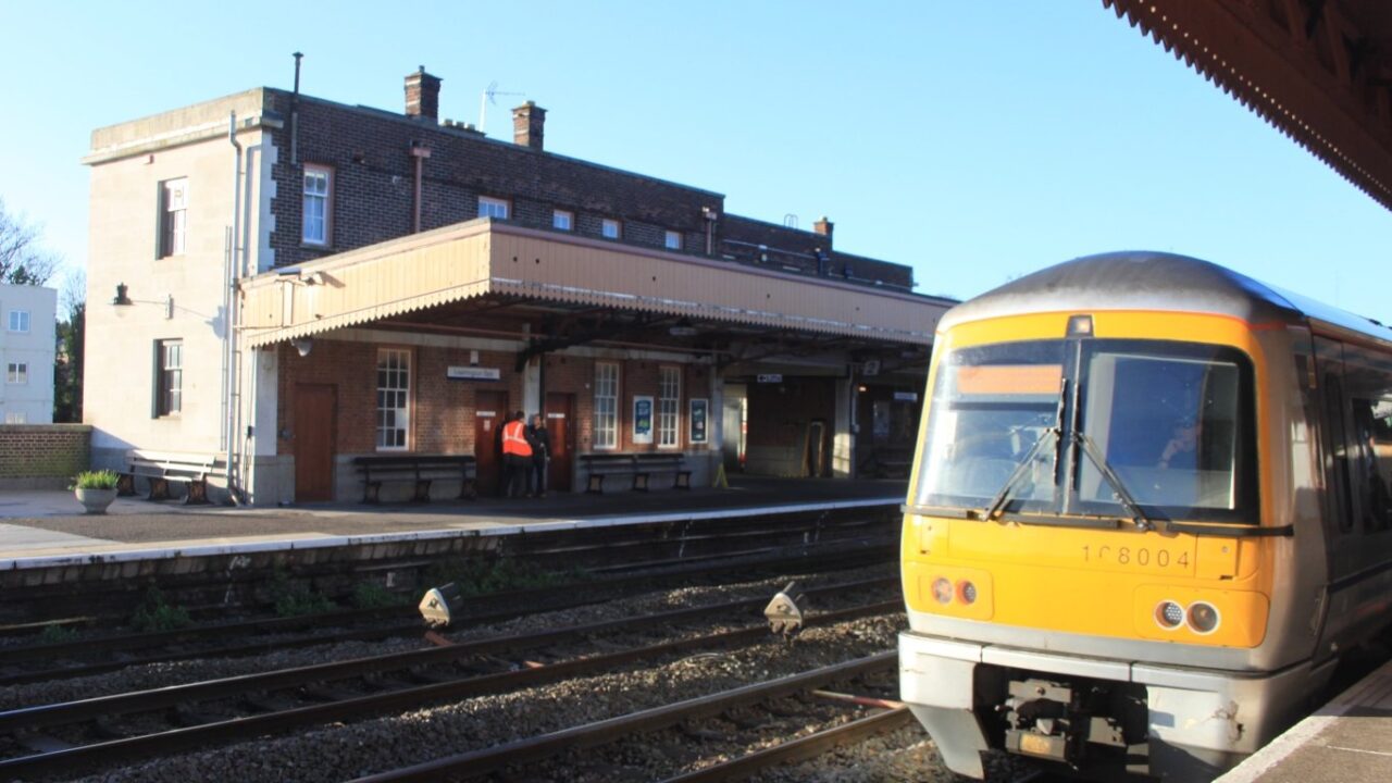 A Chiltern Railways train numbered 168004 at Leamington Spa station heading towards London Marylebone.